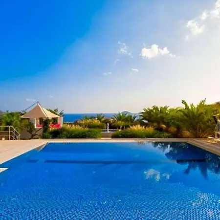 Sleeps 8 Pool Air Con Wifi Willa