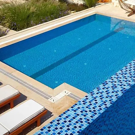 Sleeps 8 Pool Air Con Wifi