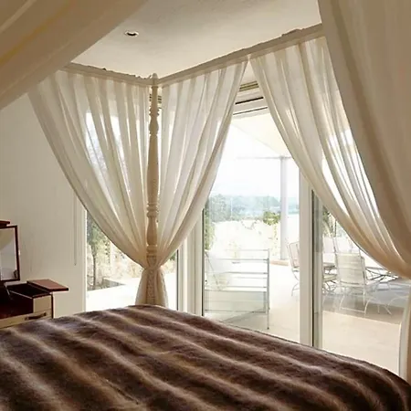 Sleeps 8 Pool Air Con Wifi