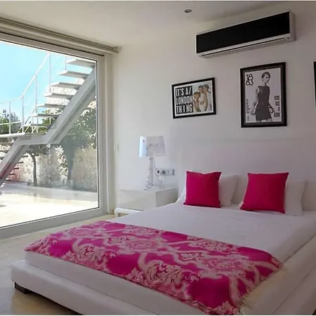 Sleeps 8 Pool Air Con Wifi Willa *