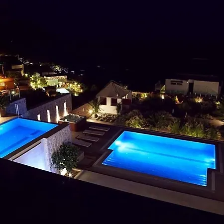 Sleeps 8 Pool Air Con Wifi *